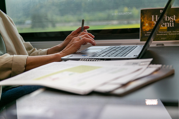 Arbeiten auf einem Schreibtisch am Laptop