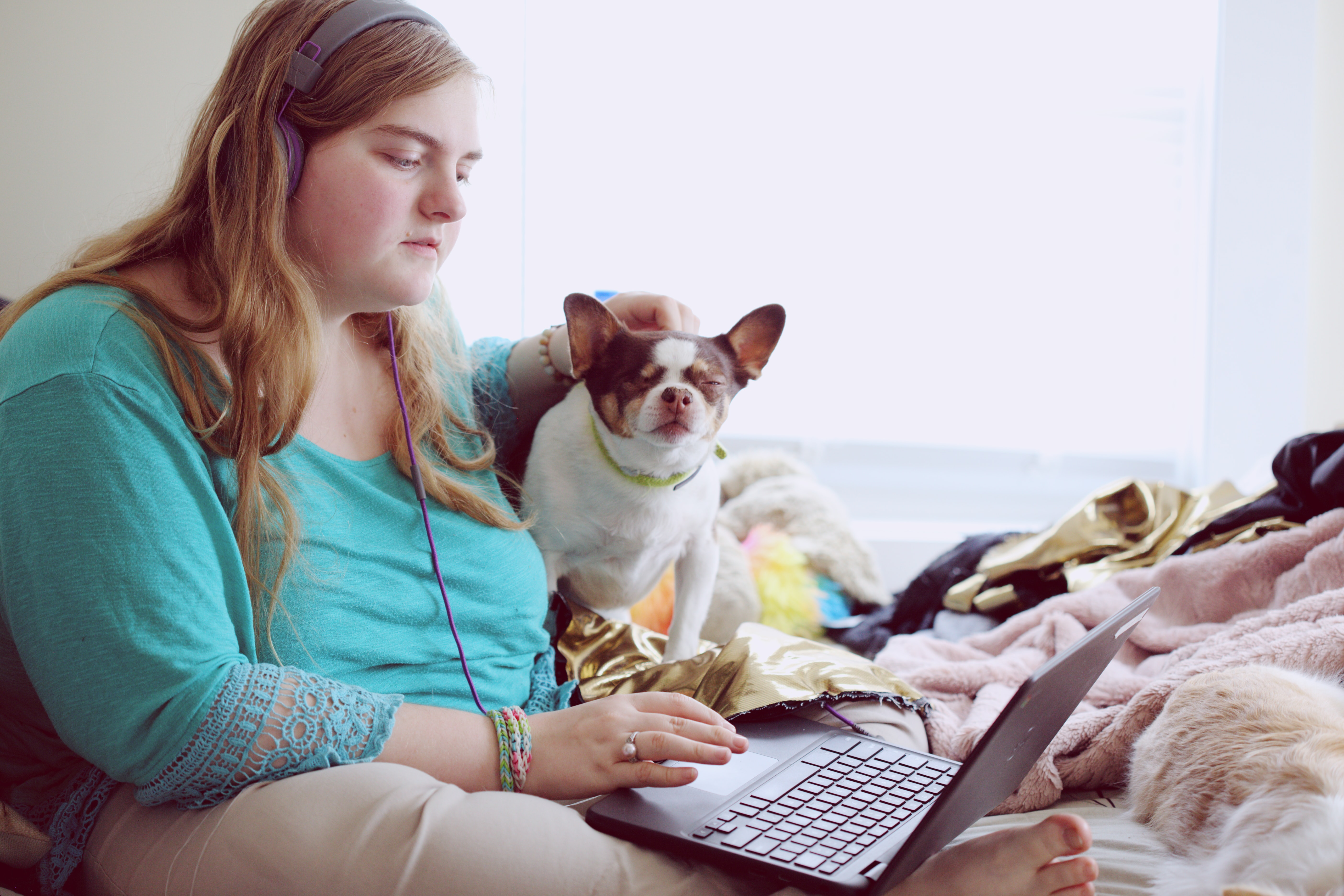 Eine Frau am Bett mit Laptop 